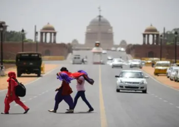 Delhi: ठंड की दस्तक के बाद भी दिल्ली में गर्मी क्यों नहीं कम हो रही?