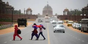 Delhi: ठंड की दस्तक के बाद भी दिल्ली में गर्मी क्यों नहीं कम हो रही?