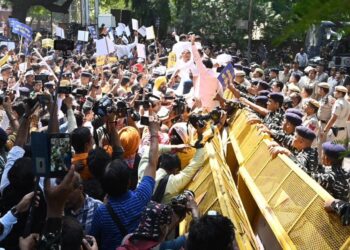 AAP नेता संजय सिंह को ED ने कोर्ट में पेश किया।