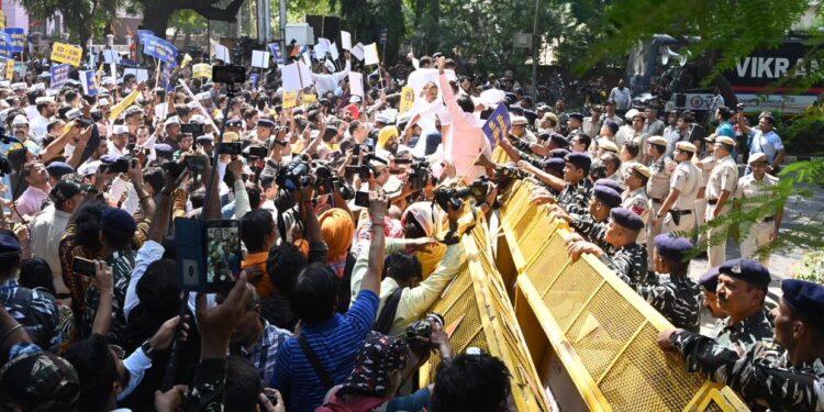 AAP नेता संजय सिंह को ED ने कोर्ट में पेश किया।