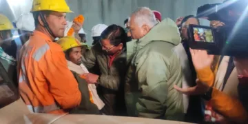 Uttarakhand Tunnel Rescue : उत्तराखंड सुरंग में फंसे 41 मजदूरों को 17 दिनों के बाद बाहर लाया गया है।