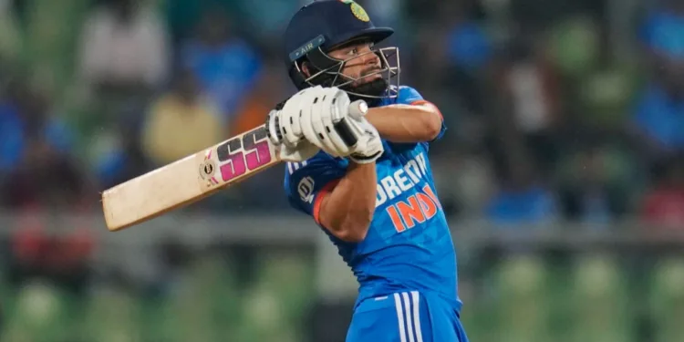 Rinku Singh ने 100 मीटर लंबा छक्का मारकर धमाल मचाया, बवाली सिक्स बना चर्चा का विषय।