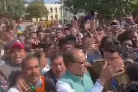 शपथ ग्रहण समारोह के बाद समर्थकों ने पूर्व मुख्यमंत्री शिवराज चौहान को घेर लिया, “यह आंधी नहीं तूफान है।”